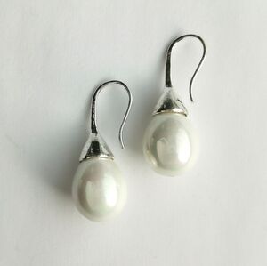White Pearl drop earrings in Silver 🆕